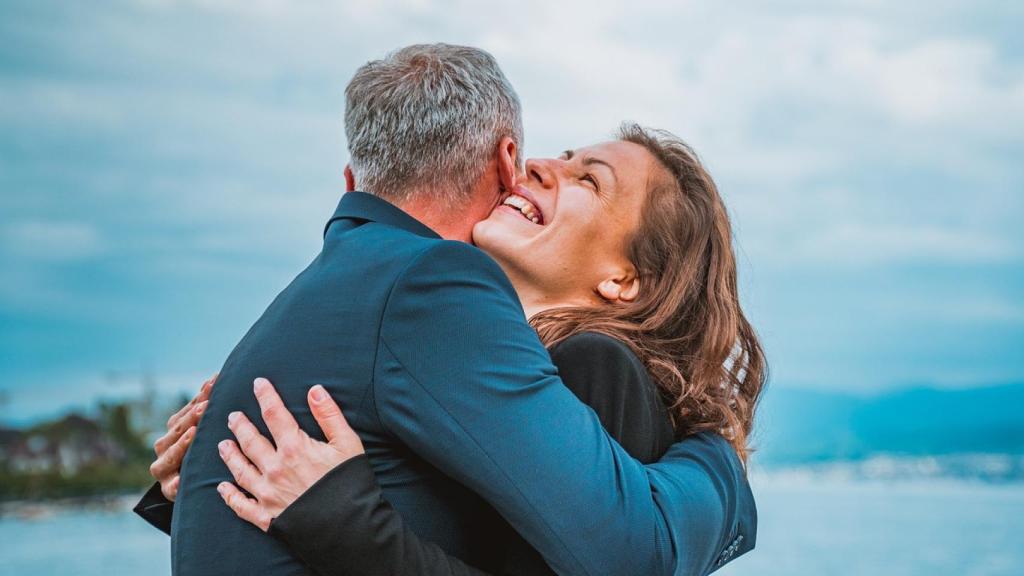 Una pareja comparte su felicidad.