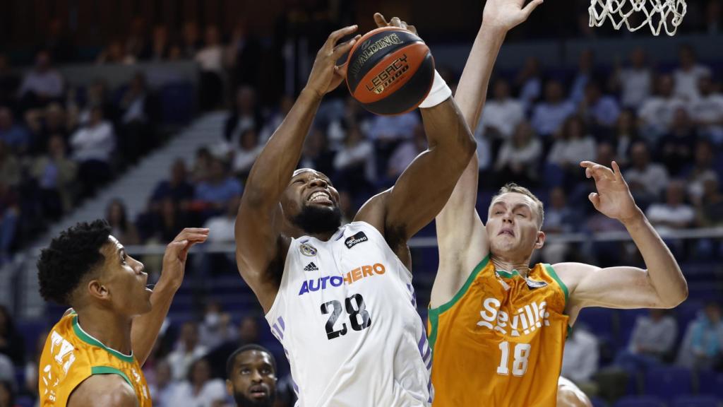 Yabusele trata de anotar.