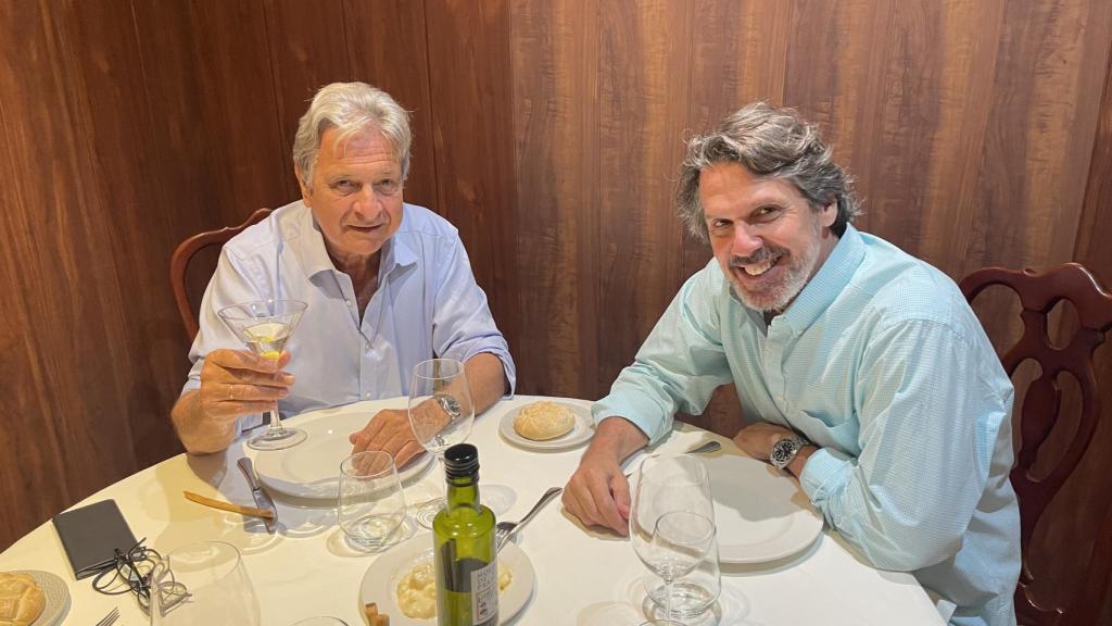 Una reunión reciente en la mesa del 'Rincón del maestro': Salvador Moreno Peralta y Teodoro León Gross.