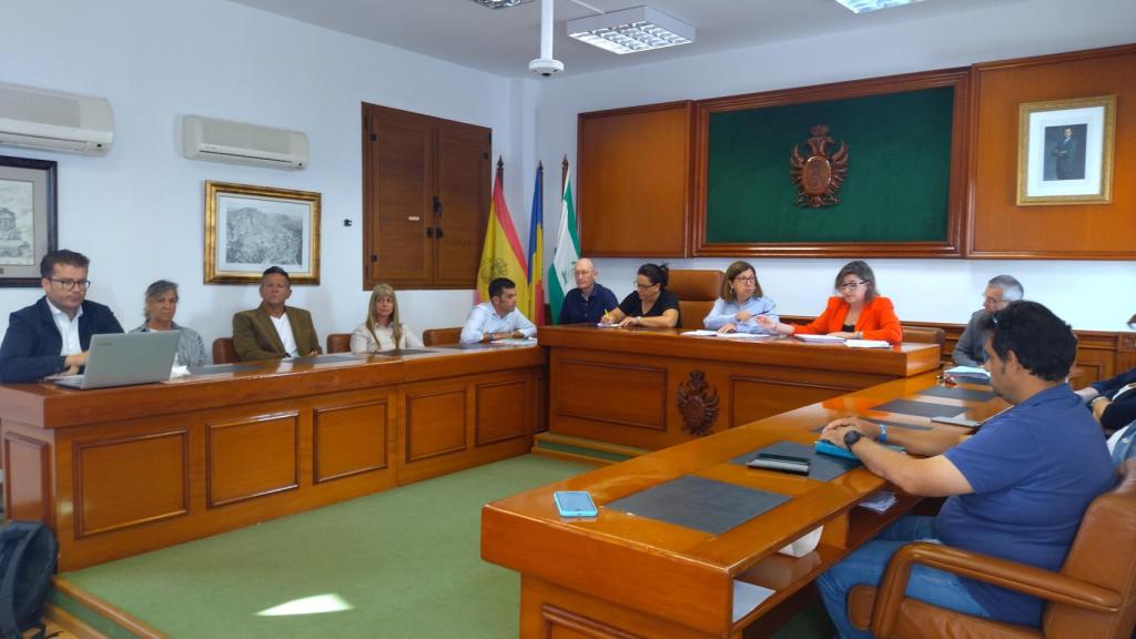 Los concejales del PP y del PSOE, este jueves, en el último Pleno de la legislatura en el Ayuntamiento de Mojácar.