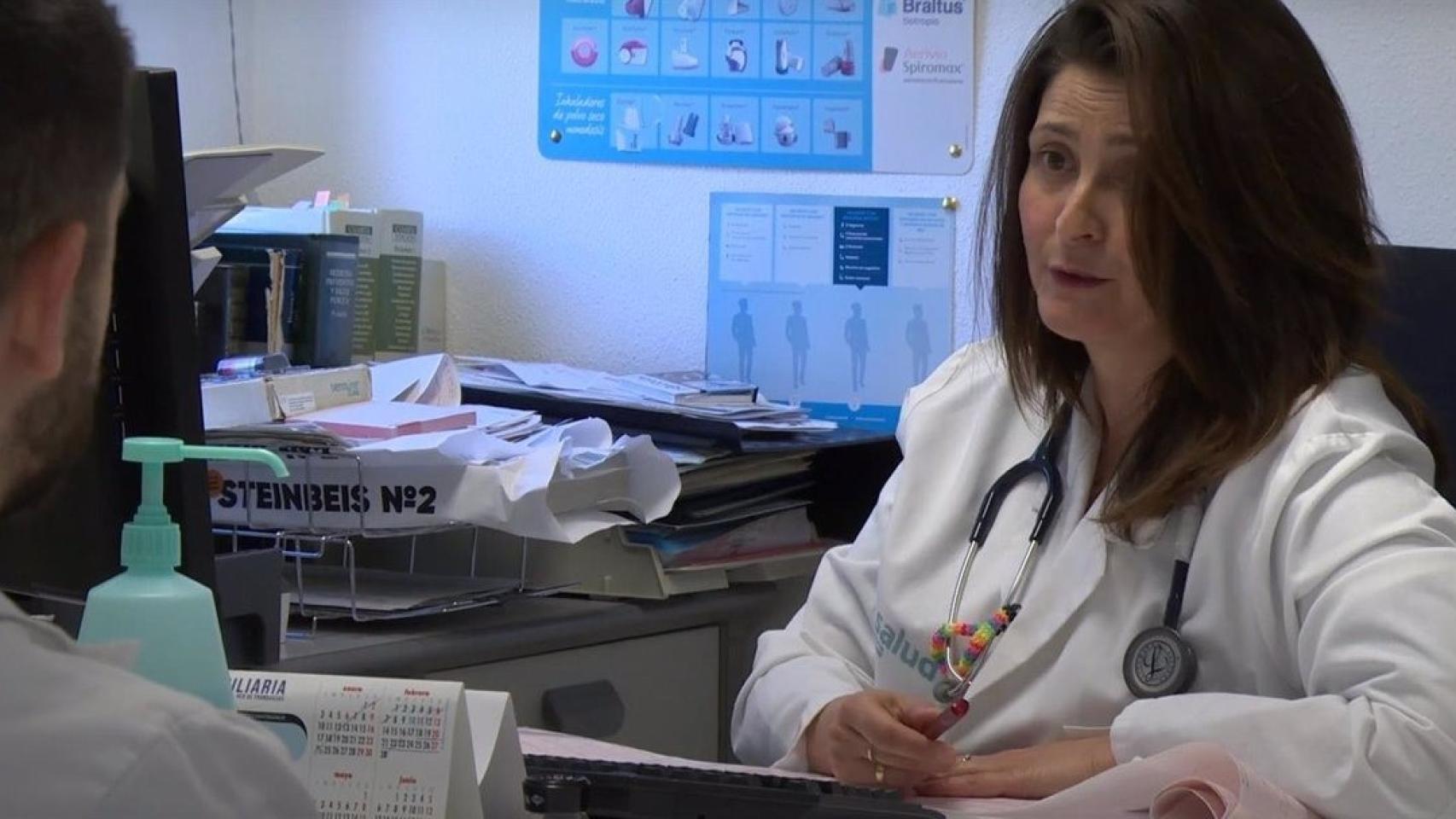 Un médico atendiendo a un enfermo en la consulta.