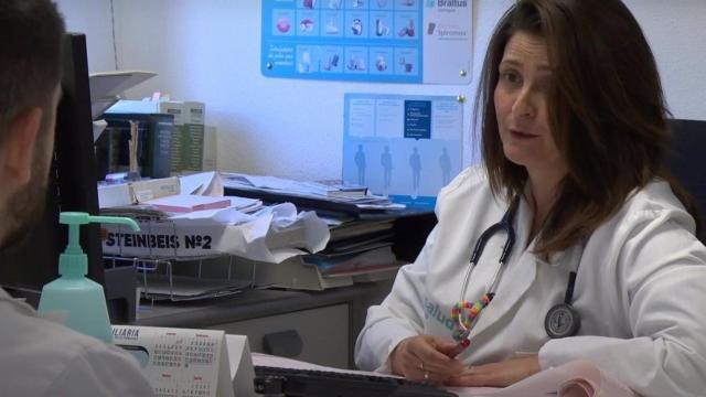 Un médico atendiendo a un enfermo en la consulta.