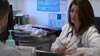 Médico atiende a otro médico enfermo en la consulta.