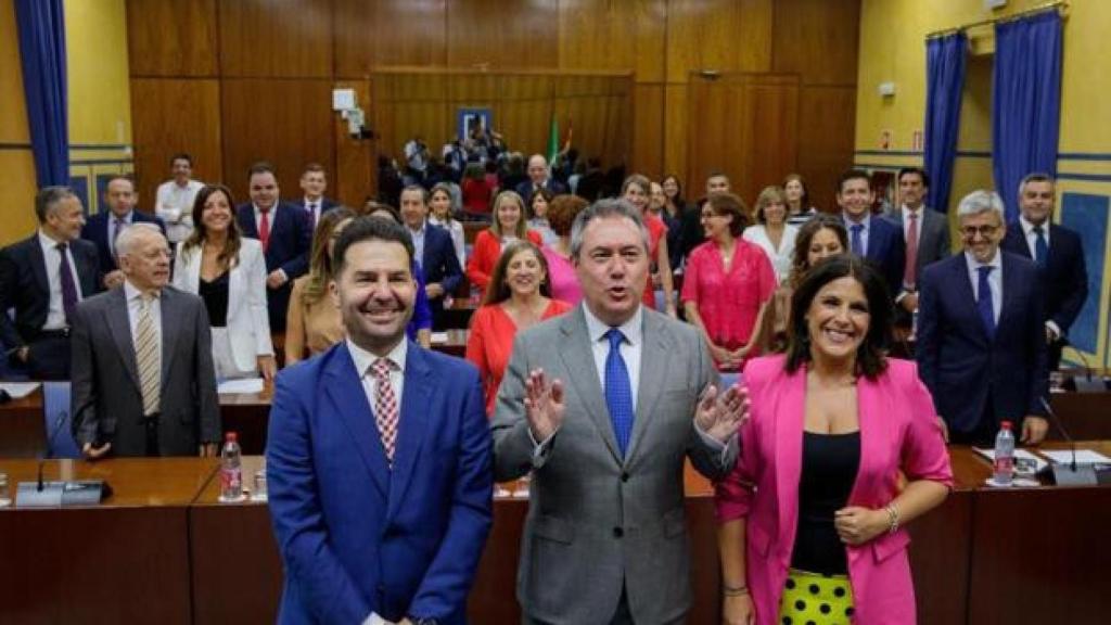 El número 2 del PSOE andaluz, Noel López, junto a Juan Espadas y Ángeles Férriz.