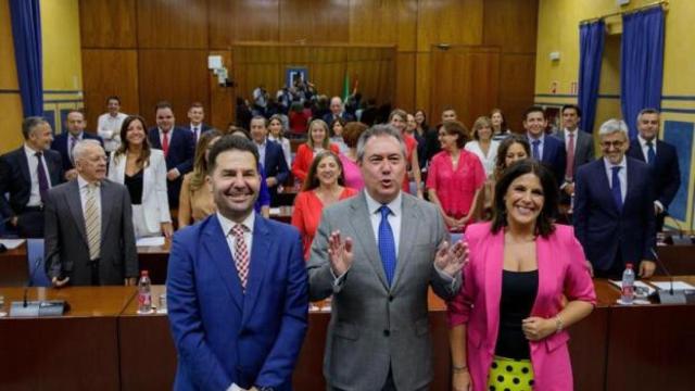 El número 2 del PSOE andaluz, Noel López, junto a Juan Espadas y Ángeles Férriz.