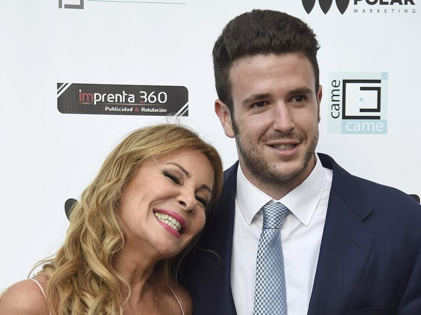 Ana García Obregón junto a su hijo, Álex, en un acto público en junio de 2016.