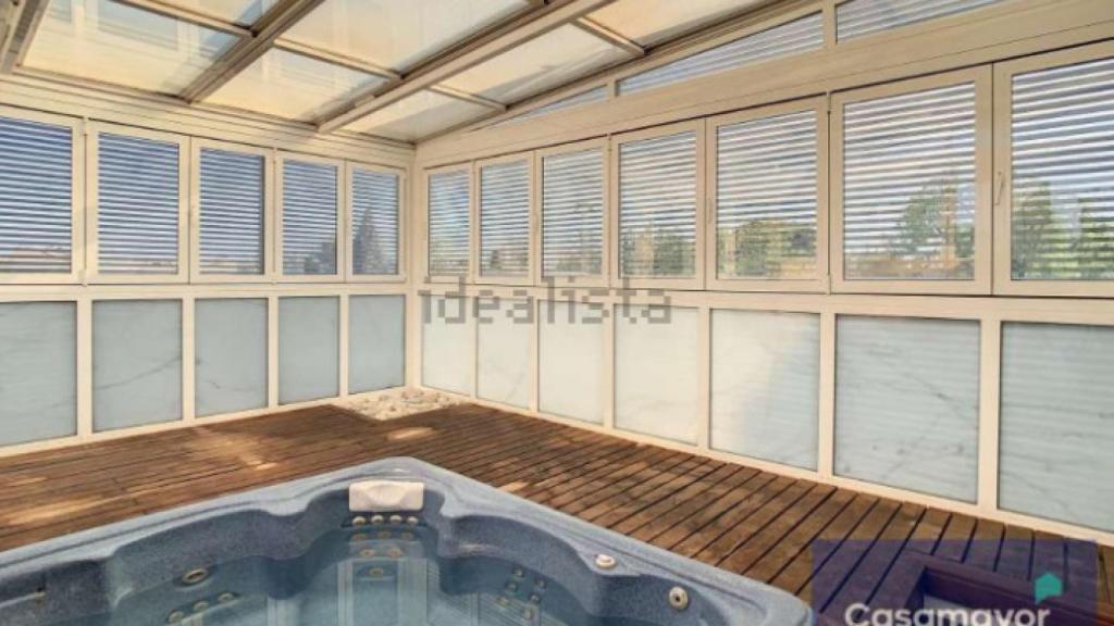 Jacuzzi en la habitación anexa al dormitorio principal.