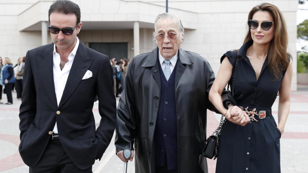 Paloma Cuevas, Enrique Ponce y Victoriano Valencia en mayo de 2019, en Madrid.
