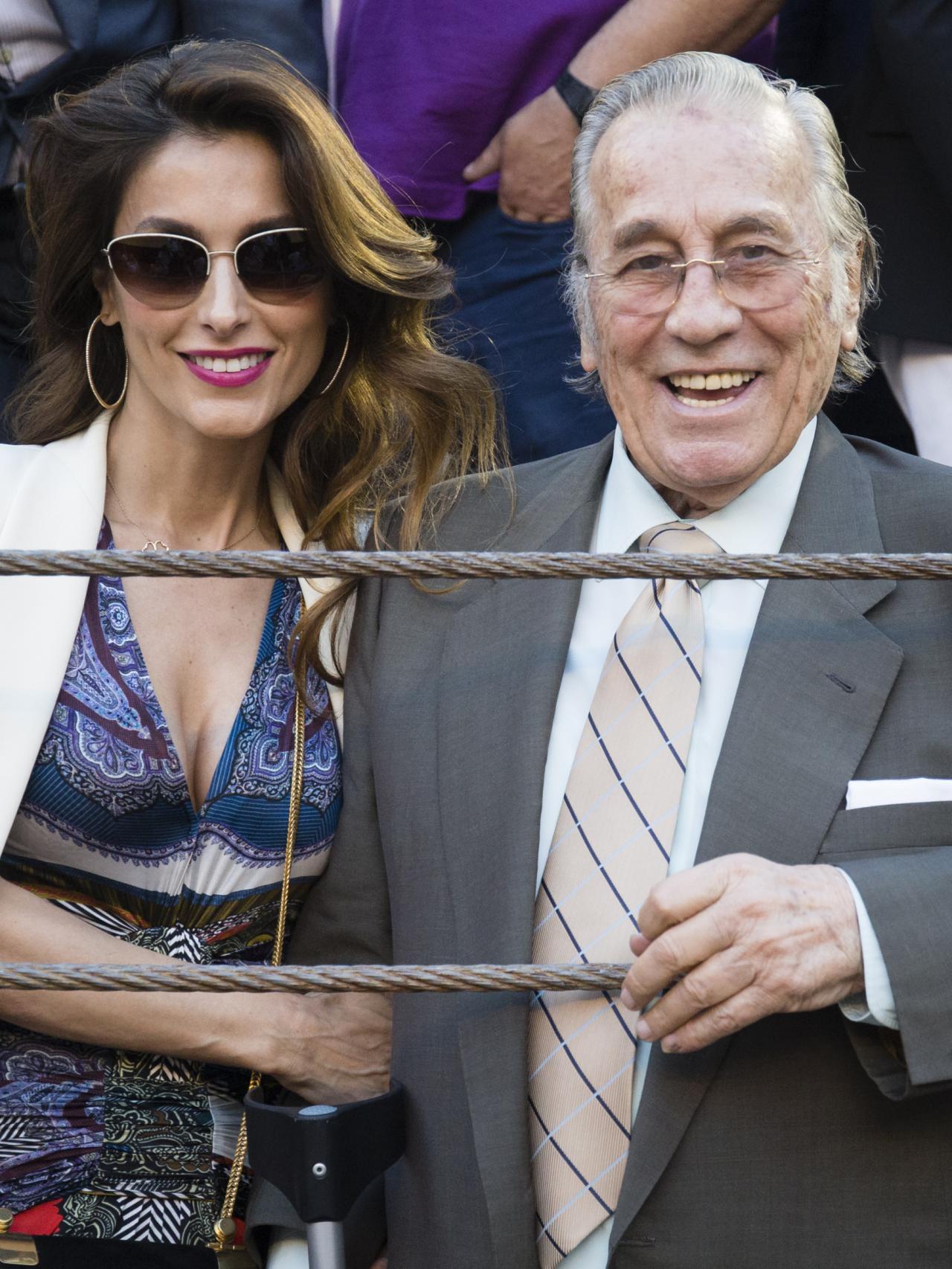 La diseñadora junto a su padre, Victoriano, durante una corrida de toros en la feria de San Isidro en 2017.