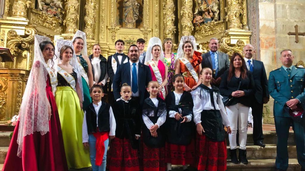 El alcalde de Becerril de Campos, en el centro de la imagen en uno de los actos festivos