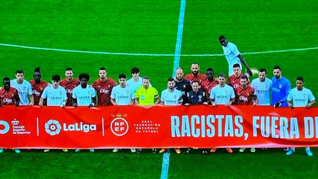 Diakhaby, alejándose de la pancarta durante el partido.