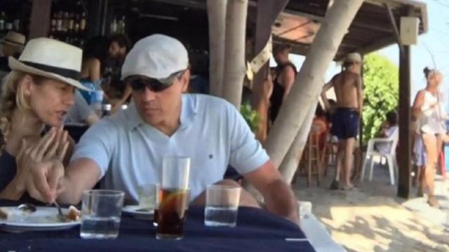 Pedro Sanchez y su mujer, en 2016 el chiringuito Aku-Aku, propiedad de María Flores, candidata a estas elecciones por el PSOE de Mojácar.