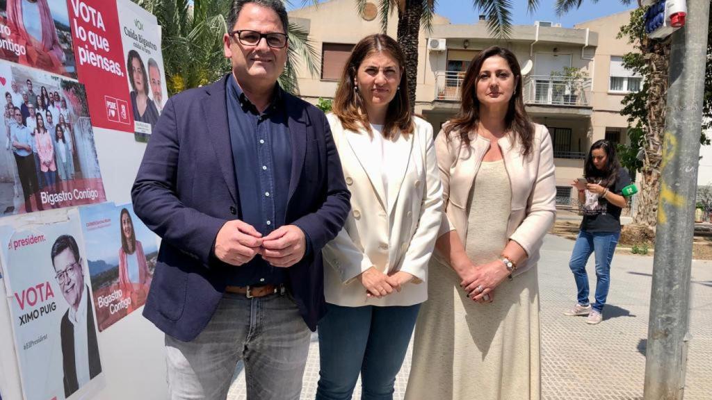 La candidata socialista, Carmen Sánchez, con el responsable comarcal y la provincial del PSOE.