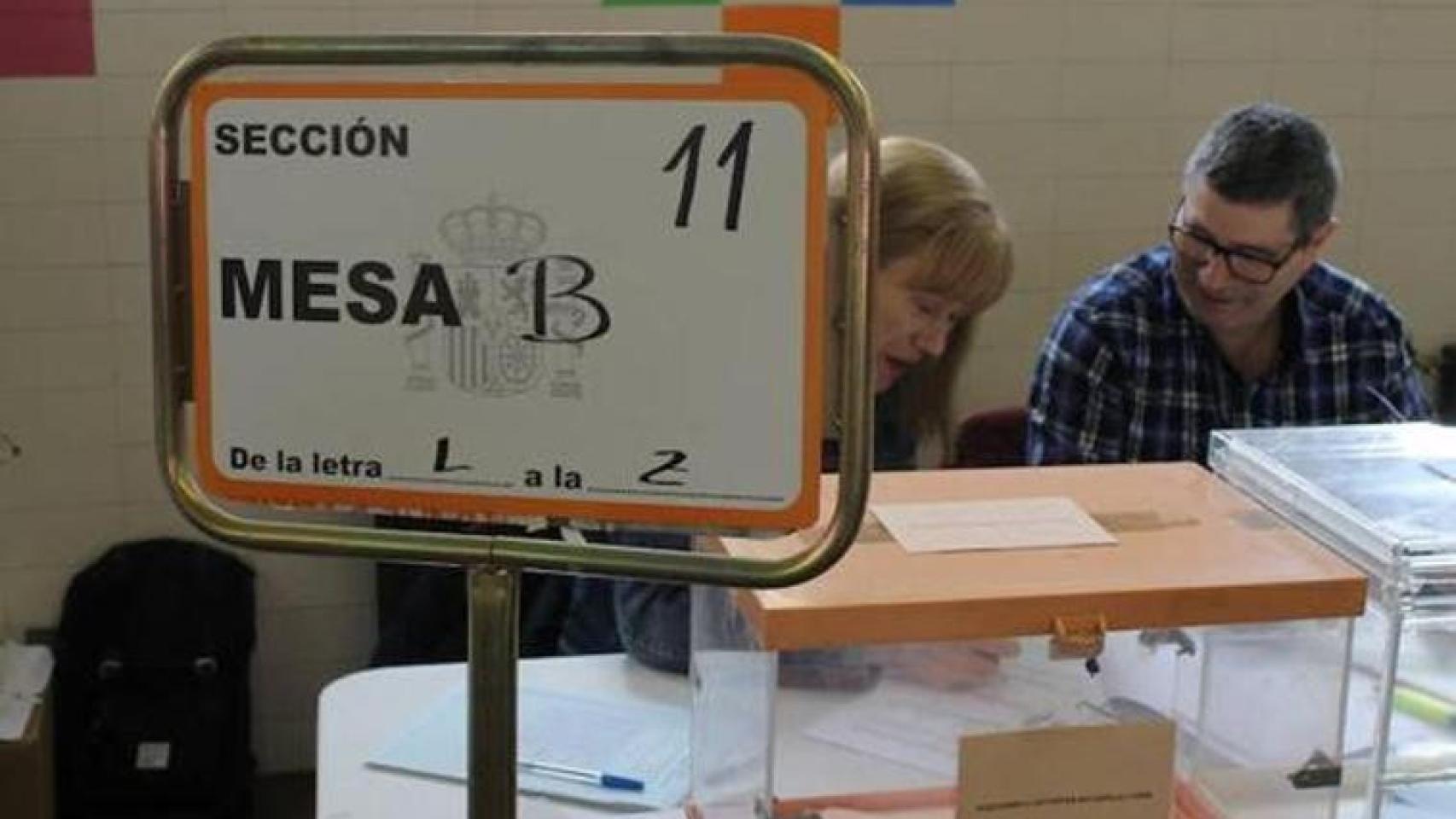 Una mesa electoral en imagen de archivo.