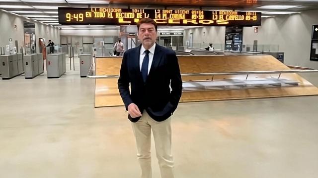 Luis Barcala, en la estación del TRAM de Luceros en Alicante.