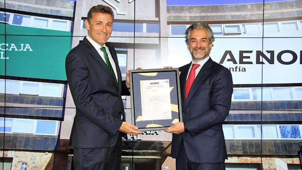 Víctor Manuel Martín López y David de Pastors en el reconocimiento de AENOR a Eurocaja Rural