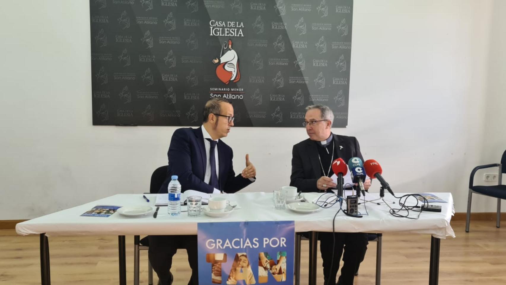A la derecha, el obispo de Zamora, Fernando Varela Sánchez, junto a Juan Carlos López, delegado de comunicación de la diócesis