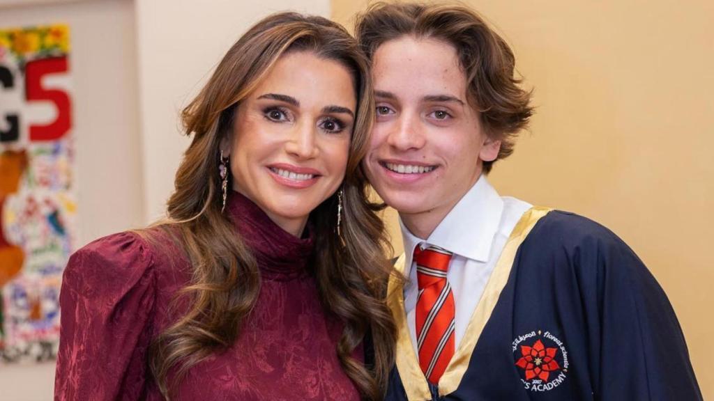 La Reina y el príncipe Hashem, tras la recogida de diplomas.