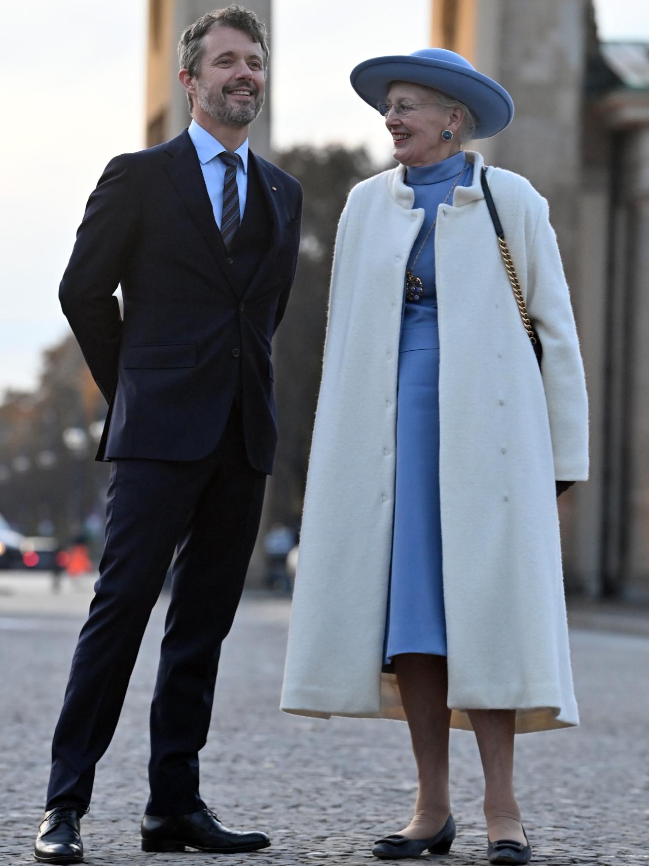 Federico de Dinamarca junto a su madre en un viaje a Berlín.