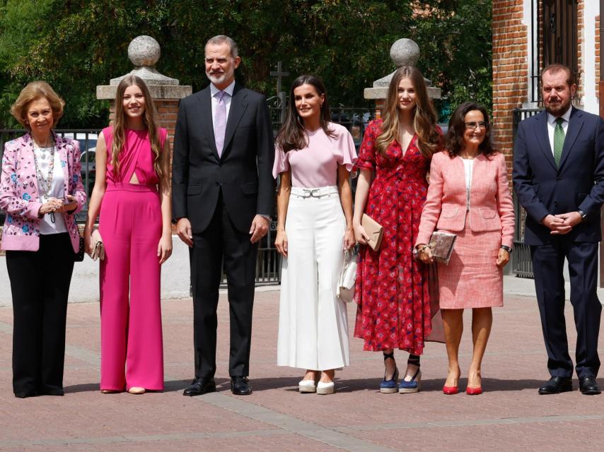 La infanta Sofía se confirma con un innovador mono 'cut out' y arropada por todos sus abuelos excepto el Emérito