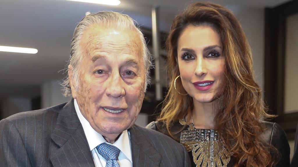 La diseñadora Paloma Cuevas junto a su padre, el legendario Victoriano Valencia, en una imagen tomada en Madrid, en diciembre de 2019.