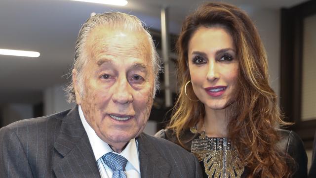 La diseñadora Paloma Cuevas junto a su padre, el legendario Victoriano Valencia, en una imagen tomada en Madrid, en diciembre de 2019.