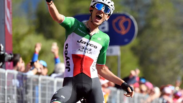 Zana celebra su victoria en la 18ª etapa del Giro.