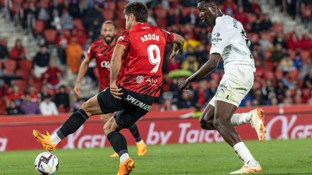 Abdón Prats realiza un regate frente a Diakhaby en el Mallorca - Valencia.
