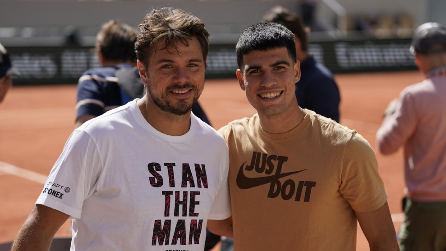 Carlos Alcaraz, junto a Stan Wawrinka, a su llegada a Roland Garros
