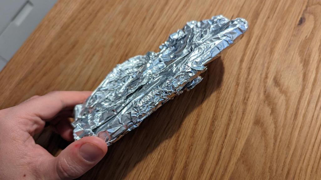 Móvil envuelto en papel de aluminio.