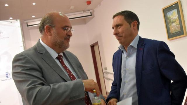 El vicepresidente , José Luis Martínez Guijarro, con el presidente de la Diputación de Cuenca, Álvaro Martínez Chana. Foto: JCCM.