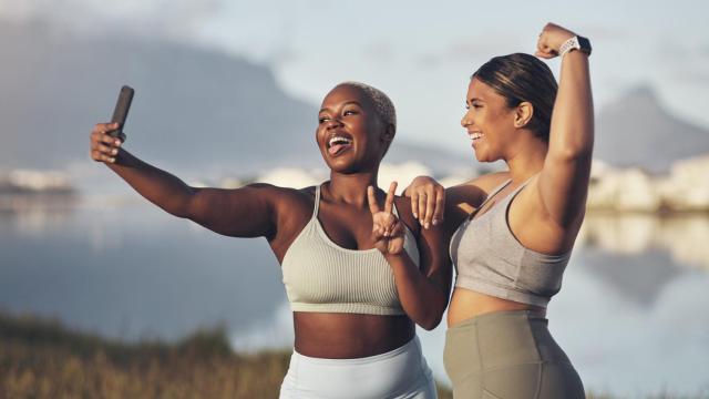 Imagen de archivo de dos mujeres posando para sus redes.