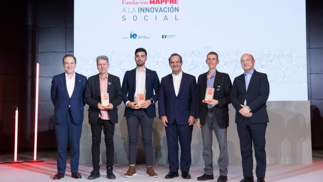 Antonio Huertas con los ganadores. Fundación Mapfre
