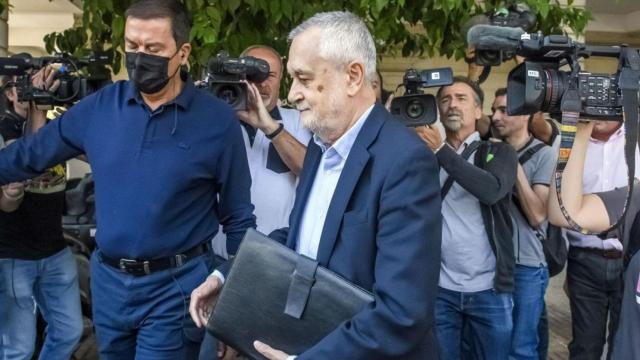 El expresidente de la Junta de Andalucía José Antonio Griñán a su llegada a su cita con el forense.