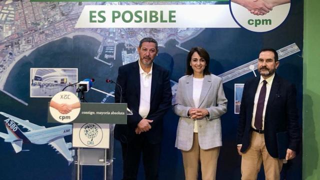 Mustafa Aberchán, Dunia Almansouri y el abogado Ernesto Osuna en la rueda de prensa.