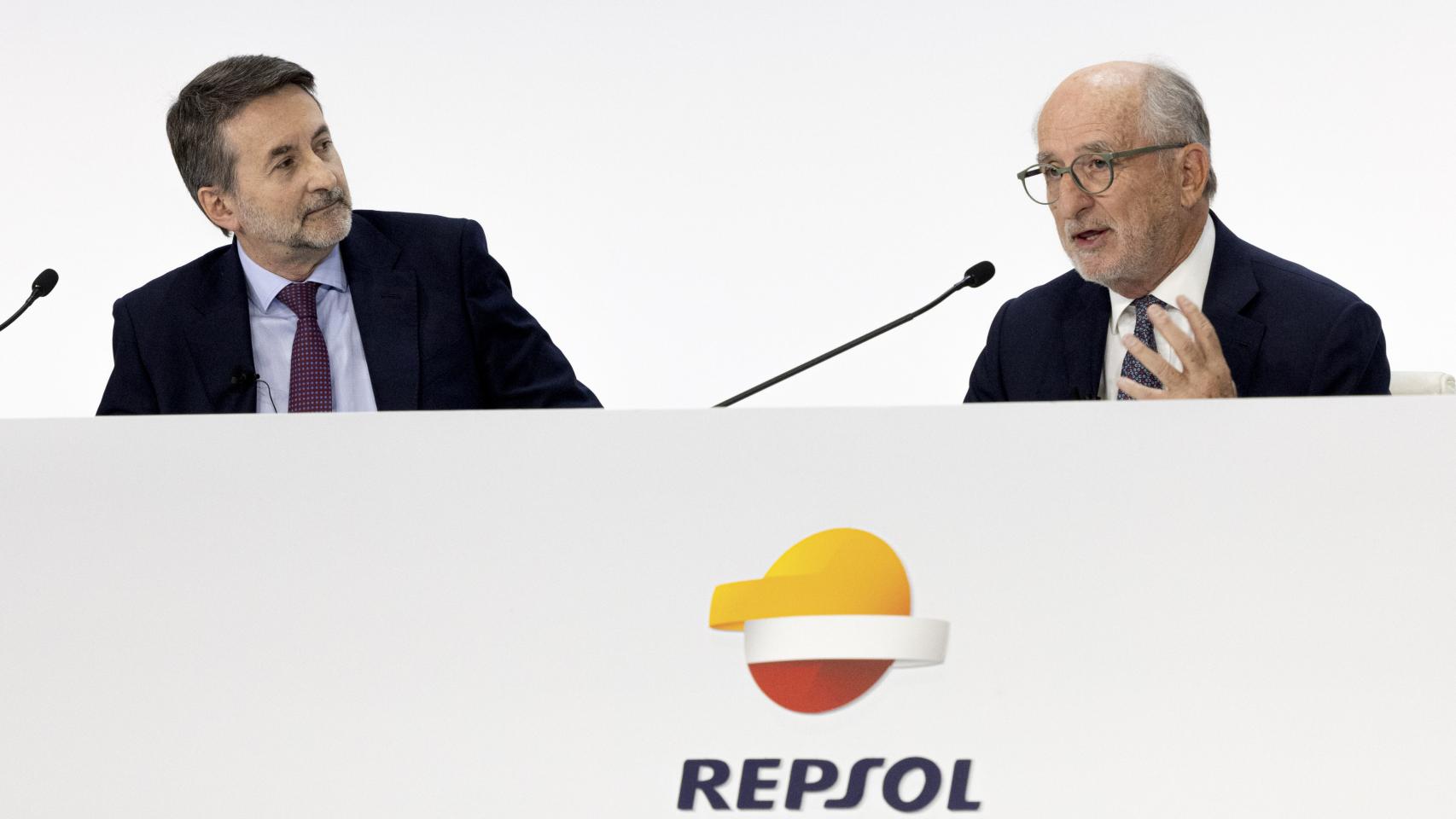 El presidente de Repsol, Antonio Brufau, y el consejero delegado, Josu Jon Imaza, en la Junta General de Accionistas de Repsol 2023, en el Palacio Municipal de Congresos de Campo de las Naciones.