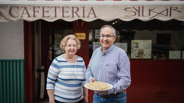 Los dueños de Sylkar, Alfredo y Carmen García, en la puerta de la cafetería.