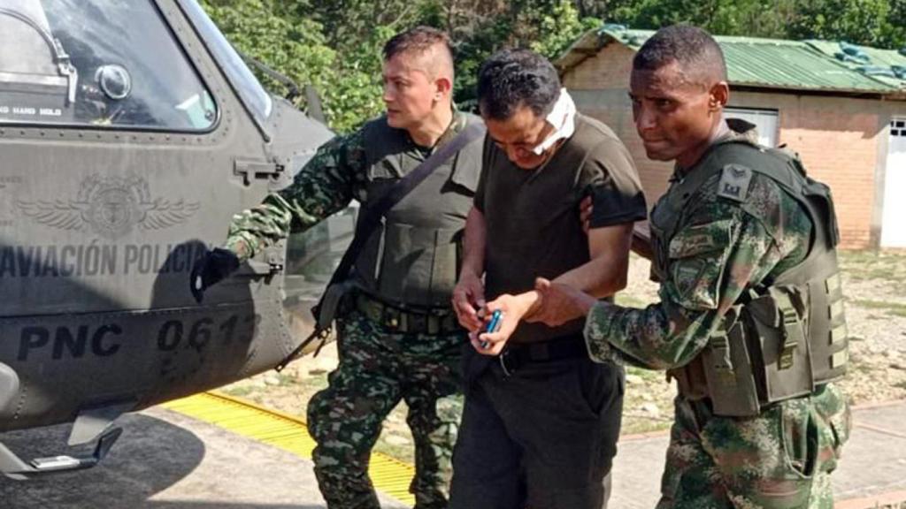 Soldados trasladan a uno de los policías heridos en el ataque en Tibú.