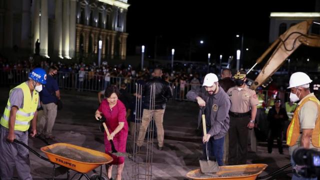 El presidente salvadoreño, Nayib Bukele, y la embajadora china inauguran una biblioteca financiada por Pekín.
