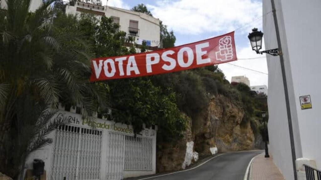 Una pancarta ubicada en Mojácar.