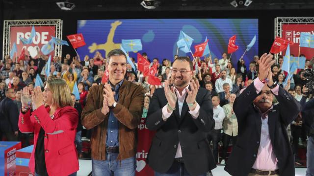 Pedro Sánchez, en Gijón, junto a Adrián Barbón.
