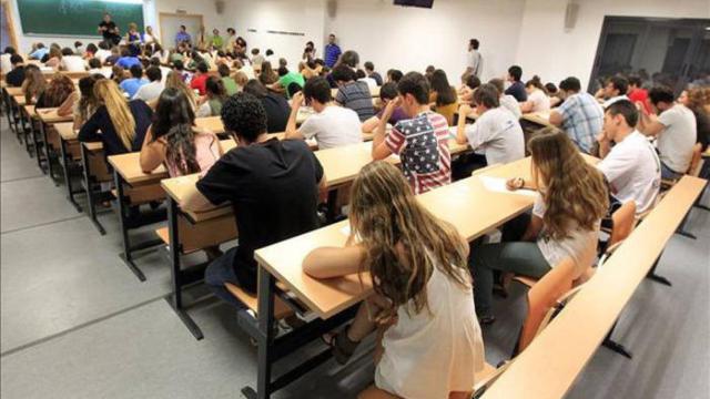 Estudiantes durante la prueba de la EBAU.