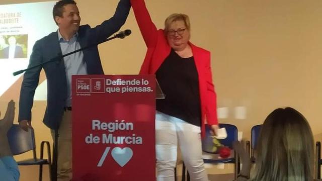 Isabel Peñalver, candidata del PSOE a la Alcaldía de Albudeite (Murcia) junto al candidato socialista Héctor Antonio Martínez, también investigado.