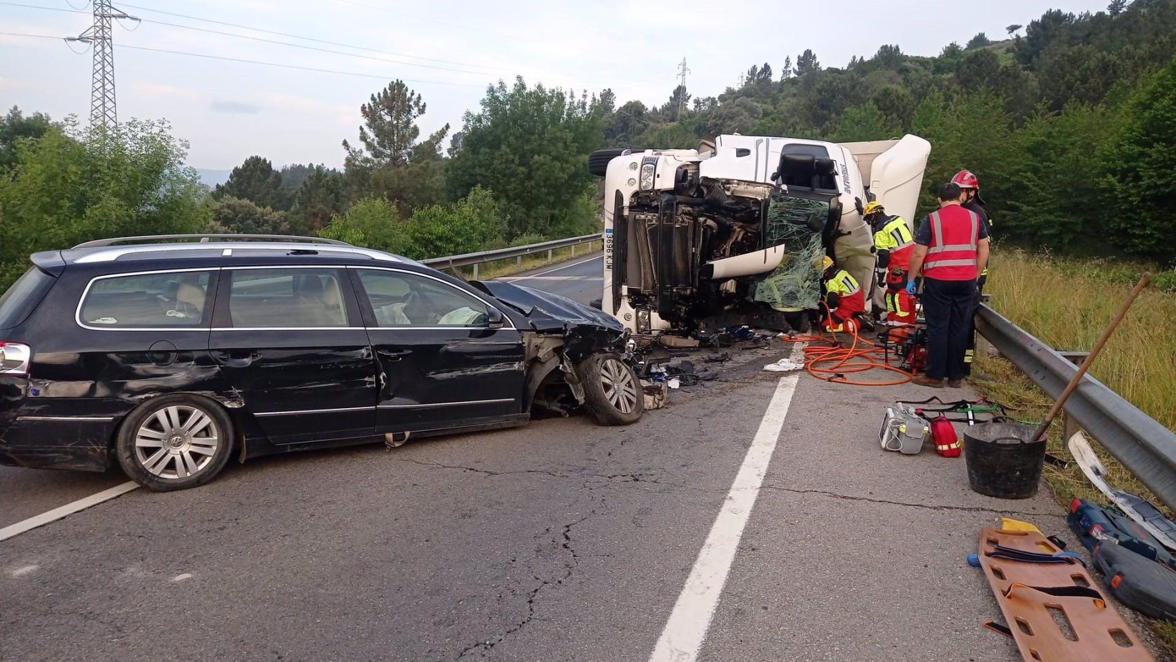 Salida de vía de un camión en la N-120 en Vilamartín de Valdeorras.
