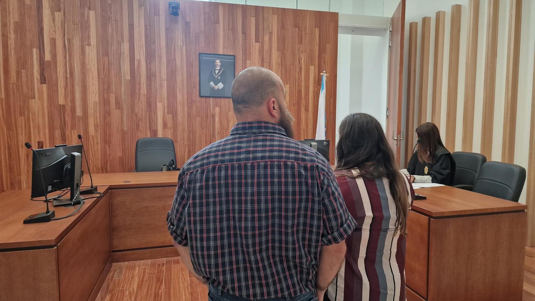 Los padres de las niñas declaran en el juzgado.