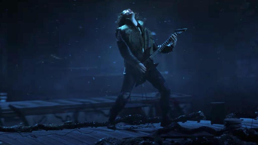 Eddie en una de las escenas más impactantes de la temporada 4 de 'Stranger Things'.