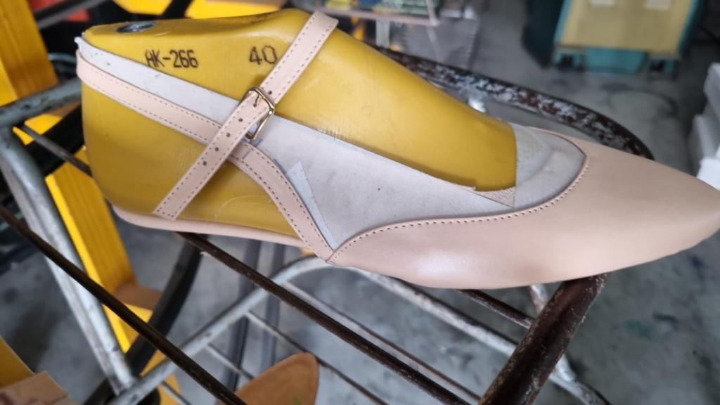 Las sandalias Rodiles, en su proceso de fabricación.