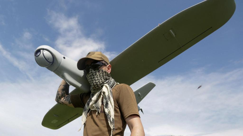 Militar ucraniano con un dron.