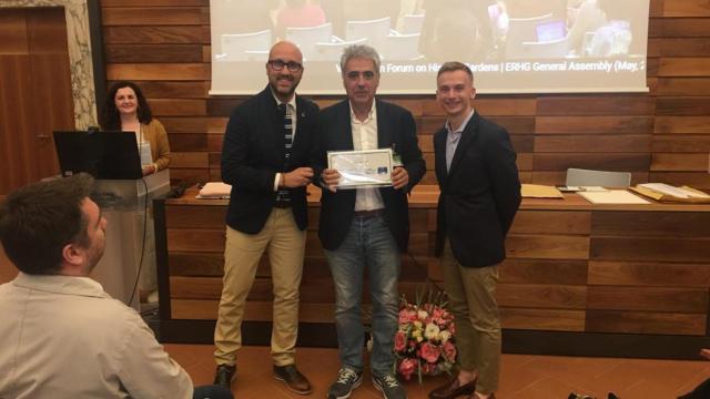 El director general de Patrimonio Cultural, Juan Carlos Prieto, recibiendo el reconocimiento a El Bosque de Béjar