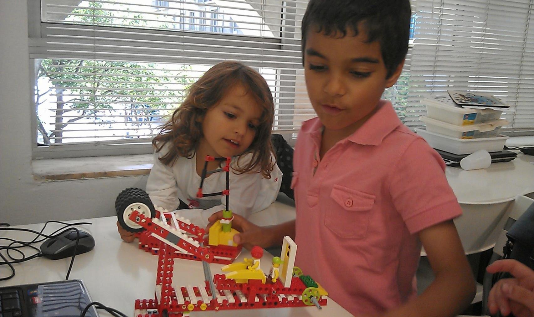 Ariadna y Alejandro Fernández de Castro, los menores con altas capacidades en una imagen de archivo. Hoy, tienen 12 y 16 años, respectivamente.